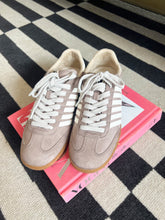 Load image into Gallery viewer, Stevie Low Top Sneakers- Brown
