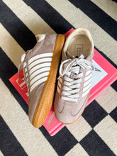 Load image into Gallery viewer, Stevie Low Top Sneakers- Brown
