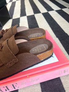 Ariana Suede Clogs - Brown