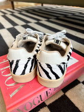 Load image into Gallery viewer, Roma Zebra Hair Low Top Sneakers
