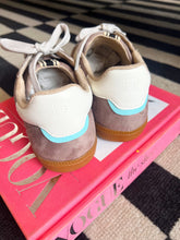 Load image into Gallery viewer, Stevie Low Top Sneakers- Brown
